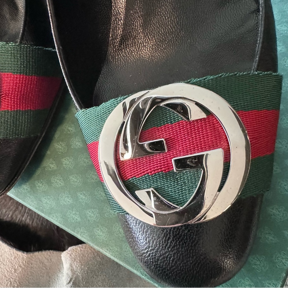 Gucci Black Heels with Red and Green Accents - Picture 2 of 11